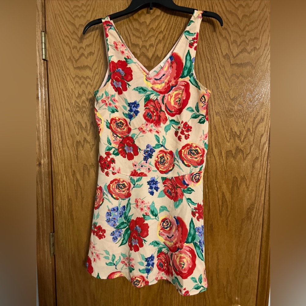 Everly Shift Dress in Peach Floral, size S with v-neck.